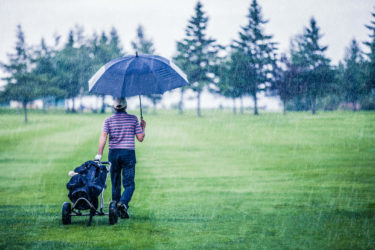 雨ゴルフは最悪？キャンセルの基準や雨の日の服装について解説