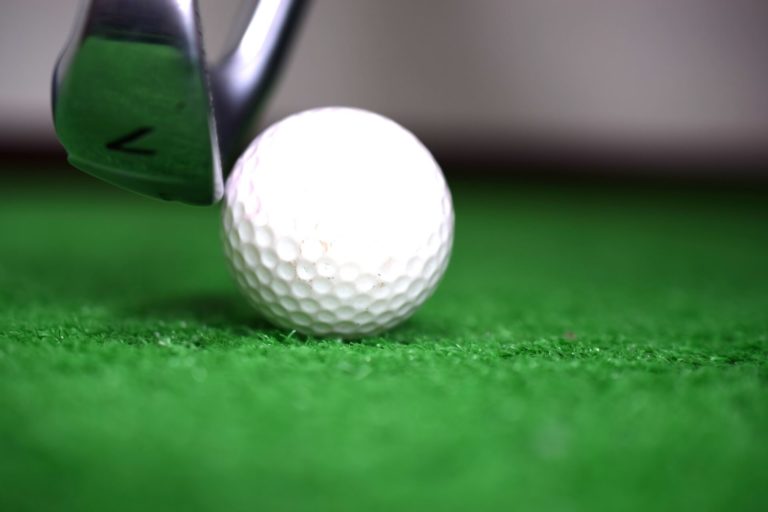 ゴルフでトップする原因は ボールの上を叩かない打ち方のコツとは