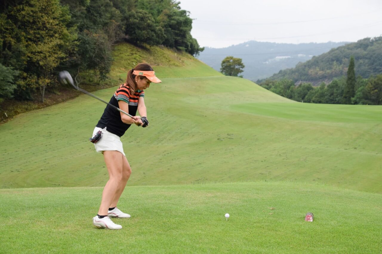 ダウンスイングをする女性