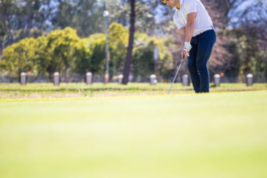 ゴルフのピッチエンドランとは？打ち方や比率、距離などについても解説