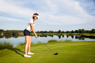 ゴルフのハンドアップとは。メリットや武器とするプロゴルファーを紹介