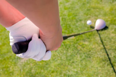 ゴルフでの右手の使い方まとめ。握り方から力を抜く方法まで網羅的に解説